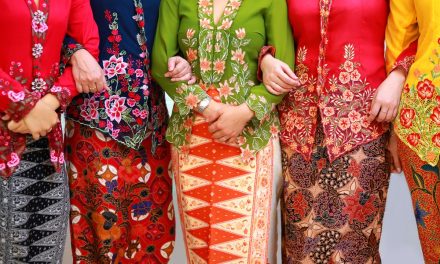 Anak Muda Bangga Pakai Produk Budaya Tradisional Indonesia