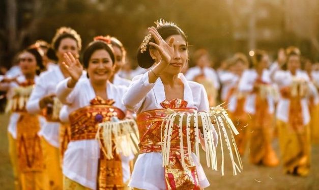 Kehidupan Masyarakat Bali: Harmoni Antara Tradisi Dan Pariwisata