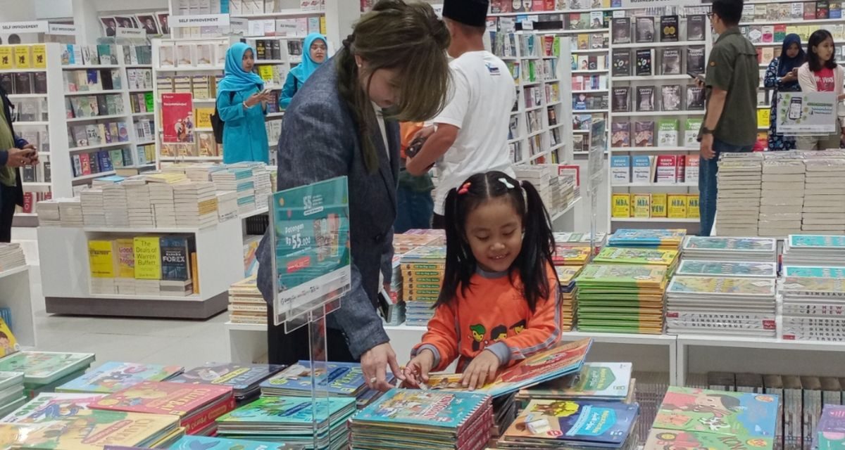 Harga Buku Di Indonesia, Membaca Belum Milik Hak Semua Orang